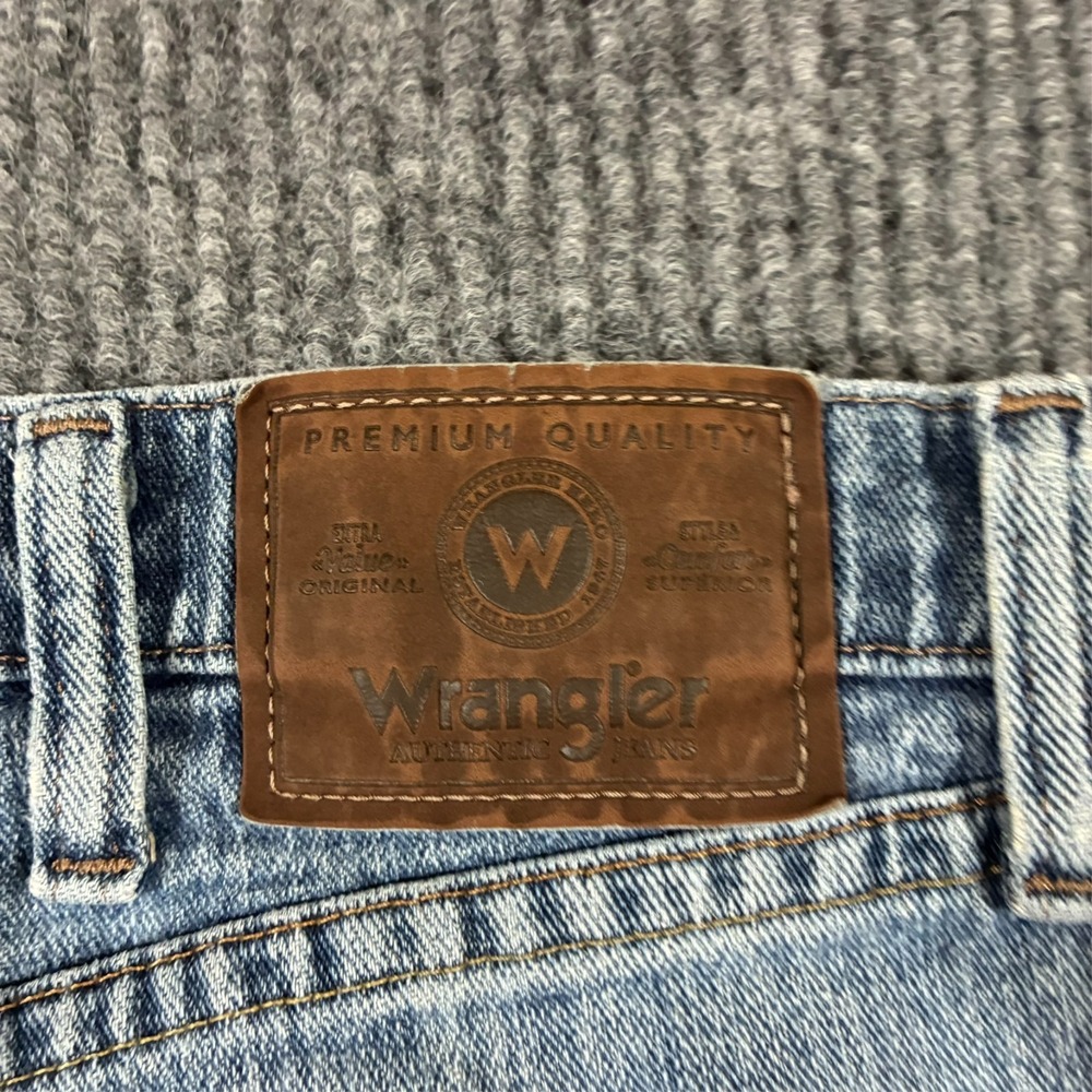 Wrangler Mens Straight Leg Jeans 38x30 Regular Fit Light Wash Denim Mid Rise - Picture 4 of 12